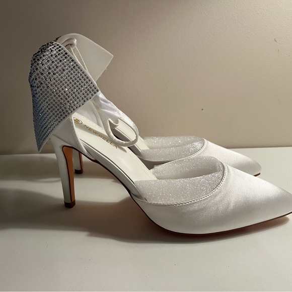NIB NEWBELLA White Satin Pointed Toe Stiletto Heels w/ Bow Size 9 - Picture 3 of 9
